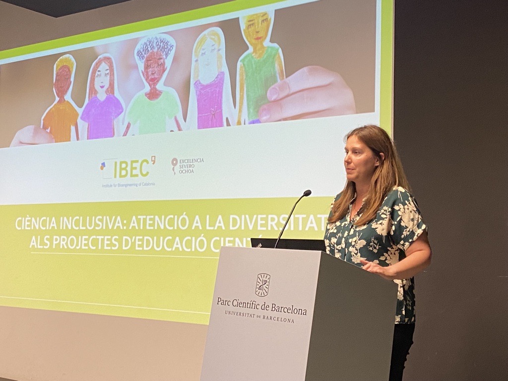 Pilar Jiménez, Communication Manager of IBEC, presents the Inclusive Science project at the ESCOLAB Workshop.