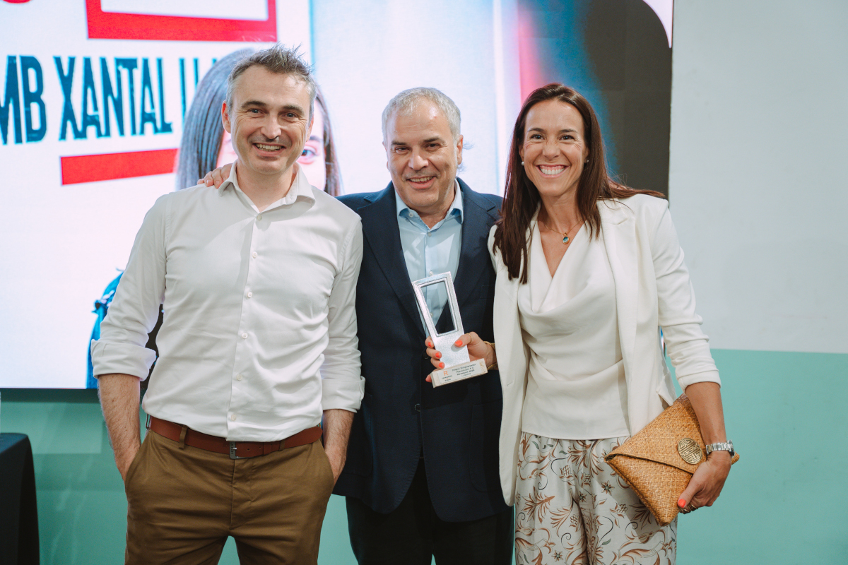 Samuel Ojosnegros (left) and Anna Seriola (right) receive the award from Jorid Borda (centre). / Image: Catalunya Ràdio