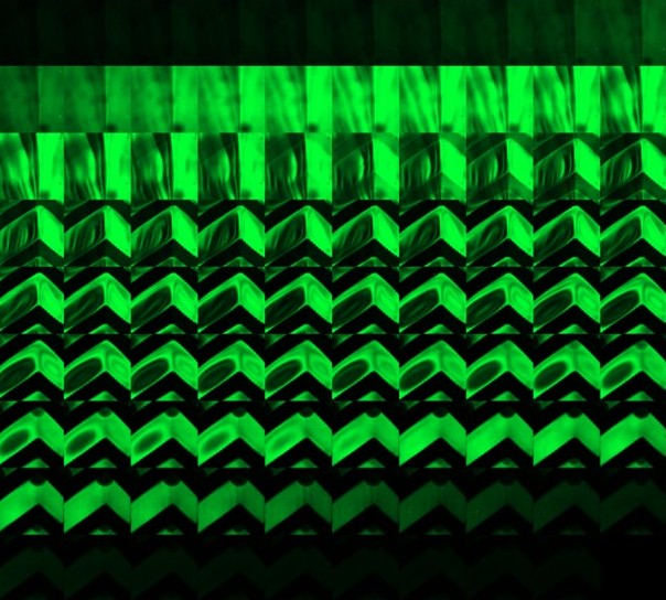 Mosaic de captures d’un canal microfluídic en verd, on es repeteixen patrons en forma d’espiga.